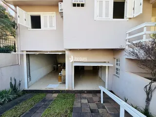 Fachada de uma residência em Lajeado, Brasil com área coberta na frente.