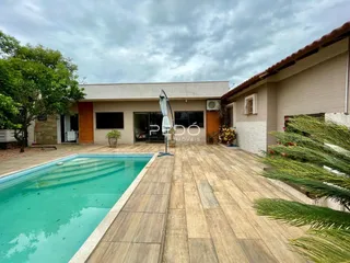 Foto da fachada de uma casa com piscina e deck de madeira em Lajeado.
