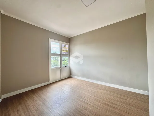 Imagem de um cômodo interno com piso de madeira clara.