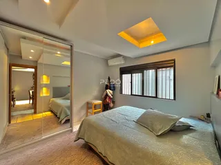 Quarto com cama e janela em um imóvel em Lajeado, Brasil.