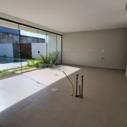 Vista interna de um ambiente com portas de vidro que dão acesso a uma área externa.