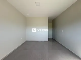 Corredor interno com paredes brancas e piso de cerâmica.