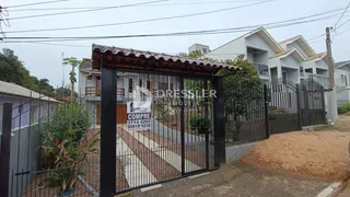 Fachada de uma residência com portão de ferro na Lajeado.