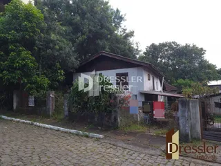 Fachada de uma residência em Lajeado, Brasil, cercada por vegetação.