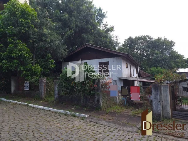 Fachada de uma residência em Lajeado, Brasil, cercada por vegetação.