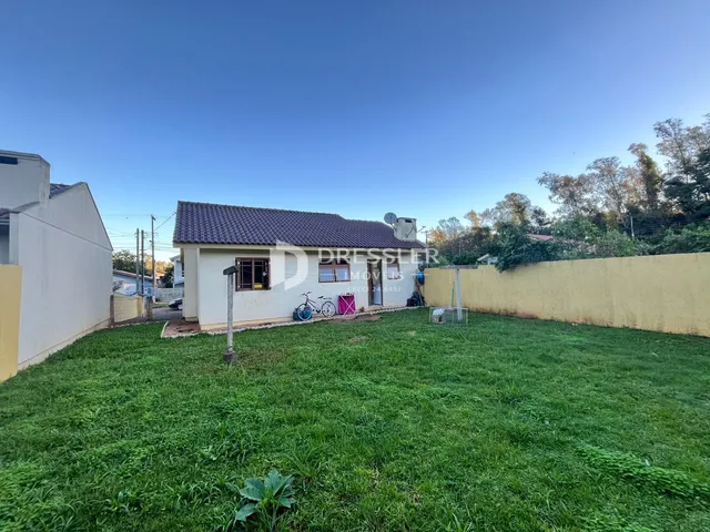 Fachada de uma casa em Lajeado, Brasil com jardim gramado.