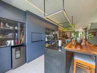 Vista da cozinha moderna com armários e ilha em Lajeado.