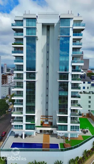 Fachada de um prédio residencial moderno em Lajeado, Brasil, com piscina e varandas.