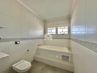 Banheiro com banheira e piso de cerâmica em imóvel no Brasil.