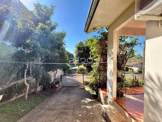 Vista da fachada de uma residência em Lajeado, Brasil, com jardim e portão.