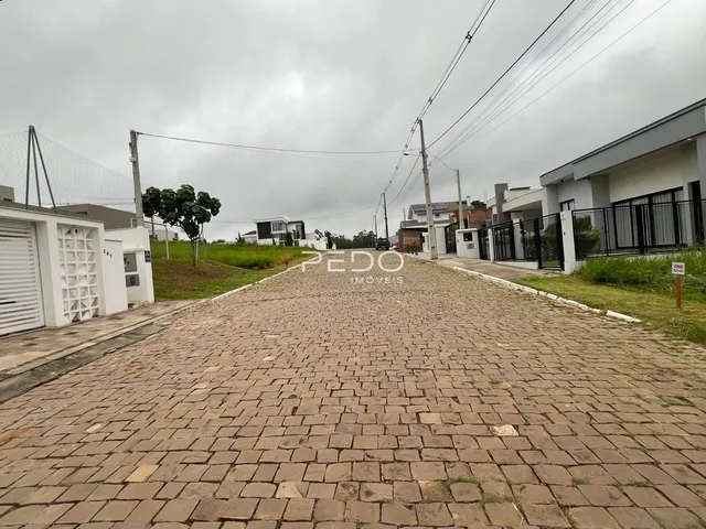 Vista da rua pavimentada entre residências em Lajeado, Brasil.