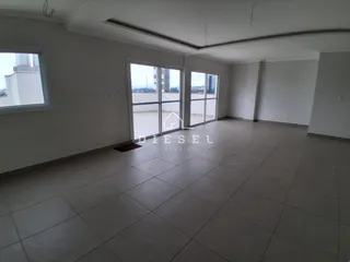 Vista interna de uma sala ampla com piso de cerâmica.