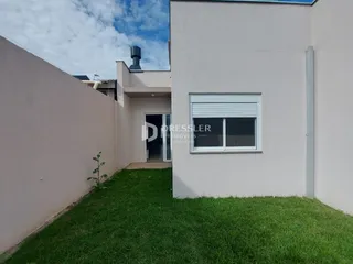 Fachada de uma casa em Lajeado, Brasil, com jardim gramado.