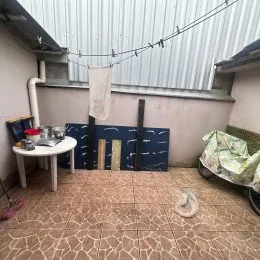 Ambiente interno com piso de cerâmica e mesa de apoio.