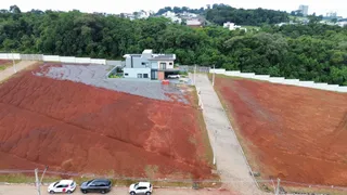 Foto da fachada de uma casa em Lajeado, Brasil, com um grande terreno aberto ao redor.