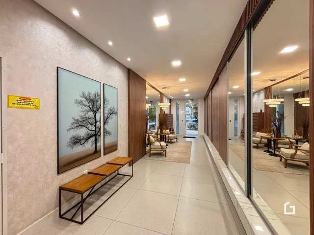 Corredor interno de uma residência moderna com paredes claras e piso de cerâmica.