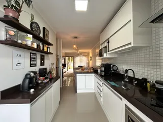 Vista da cozinha e hall de uma residência em Lajeado, Brasil.