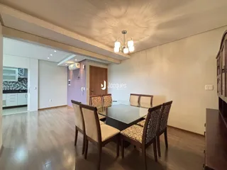 Sala de jantar com mesa e cadeiras em um imóvel.