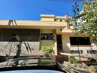 Fachada de uma residência em Lajeado, Brasil, com cerca e portão.
