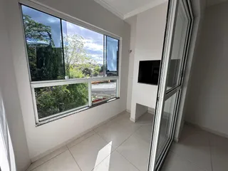 Vista externa através de uma grande janela em um imóvel em Lajeado, Brasil.