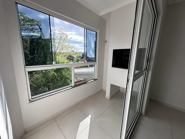 Vista externa através de uma grande janela em um imóvel em Lajeado, Brasil.