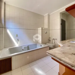 Foto de um banheiro com banheira e piso cerâmico em Lajeado.