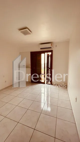 Hall de entrada com piso de cerâmica claro.