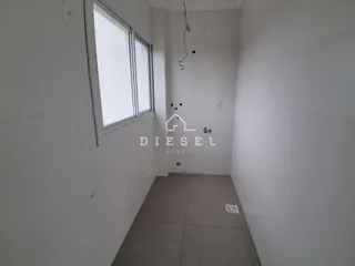 Hall de entrada com janela em ambiente interno.