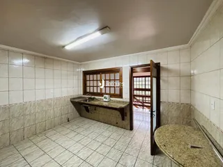 Ambiente interno com revestimento cerâmico nas paredes e piso.
