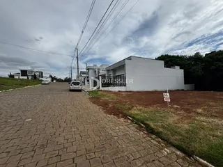 Vista da fachada de uma residência em Lajeado, Brasil, ao longo de uma rua pavimentada.