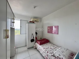 Foto de um quarto com cama e armário em um imóvel no Brasil.