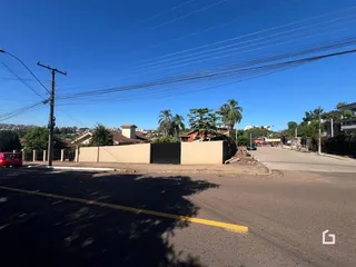 Vista da fachada de uma propriedade em Lajeado, Brasil, ao lado de uma rua.
