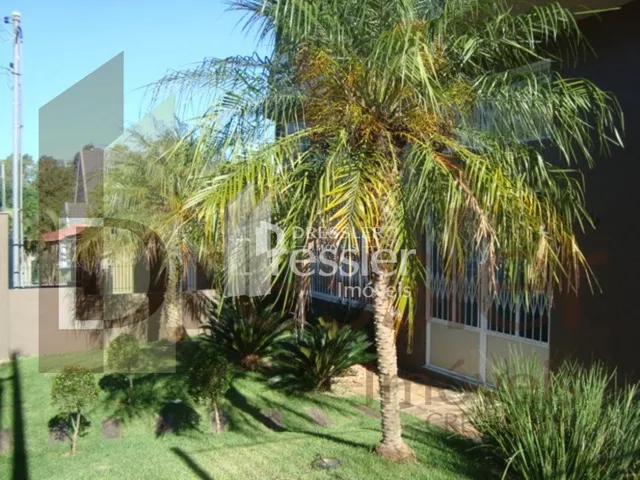 Fachada de imóvel com vegetação exuberante em Lajeado.