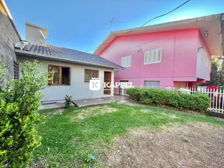 Fachada de uma residência em Lajeado, Brasil, com um jardim gramado em primeiro plano.