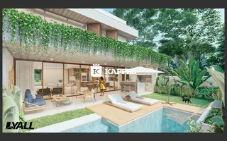 Fachada de uma casa moderna com piscina e jardim bem cuidado.