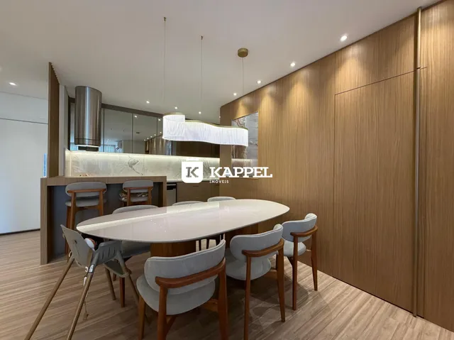 Sala de jantar com mesa oval e ambiente moderno em um imóvel.