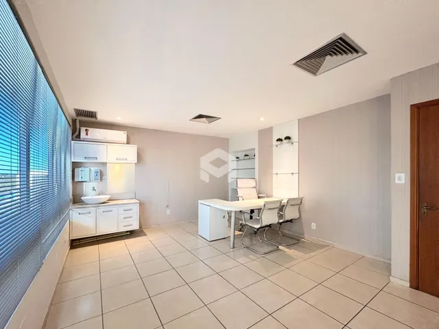 Sala de estar e jantar com piso de cerâmica e armários brancos.