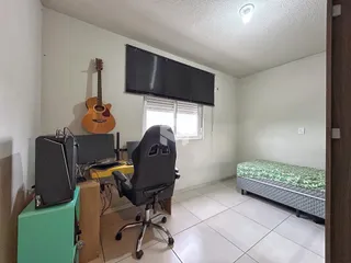 Quarto com cama e uma janela em um imóvel no Brasil.