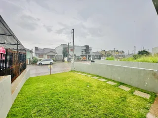Vista externa de um terreno com gramado e muro em Lajeado, Brasil.