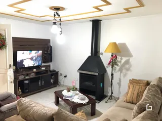 Sala com lareira e televisão em um imóvel.