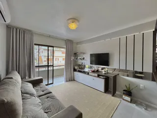 Sala de estar com sofá e vista para o exterior em Lajeado.
