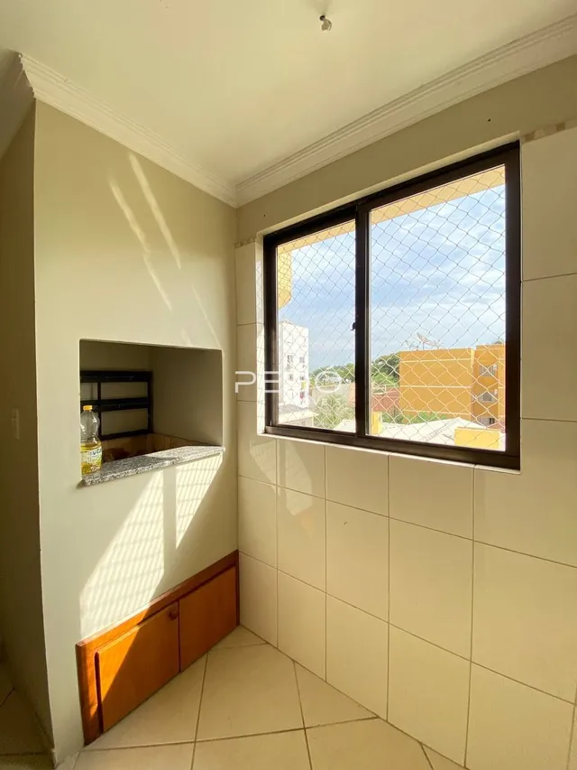 Interior de um cômodo com janela e nicho em uma residência.