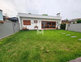 A fachada de uma casa em Lajeado, Brasil com jardim frontal.