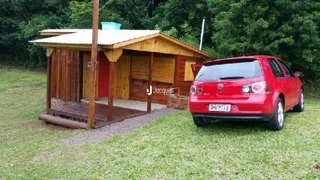 A fachada de uma pequena construção de madeira em Lajeado, Brasil.