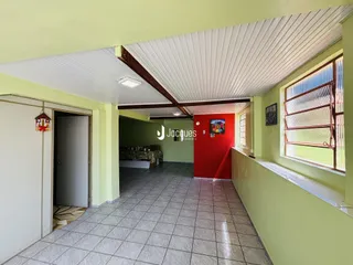 Corredor interno de uma residência em Lajeado, Brasil.