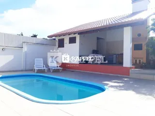 Foto de uma piscina externa com espreguiçadeiras brancas em uma propriedade em Lajeado.