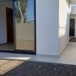 Fachada externa de uma residência com parede branca em Lajeado.