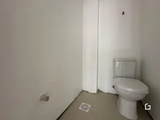 Corredor interno com banheiro visível.