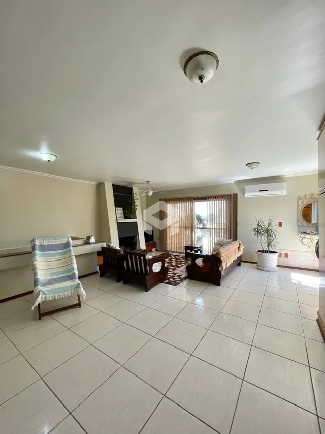 Sala de estar com piso de cerâmica e móveis de madeira.