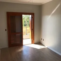 Foto de um ambiente interno com piso de madeira.